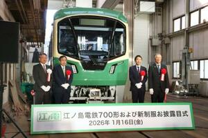 　初公開された江ノ島電鉄の新型車両７００形＝１６日午前、神奈川県鎌倉市