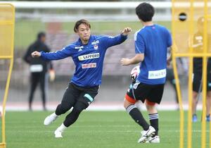 主将に決まったDF堀米悠斗=沖縄県沖縄市
