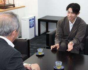 第一線を退き、小中学生への指導を始めたことを城戸陽二市長に報告する清水亜久里さん=妙高市役所