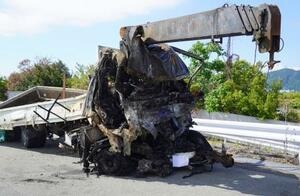 14日に発生した徳島自動車道での事故で、高速バスと正面衝突したトラック=15日午前、徳島市