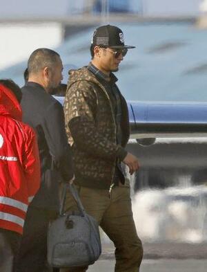 宮崎空港に到着した米大リーグ、パドレスのダルビッシュ。WBCに向けた日本代表の強化合宿でアドバイザーを務める=13日