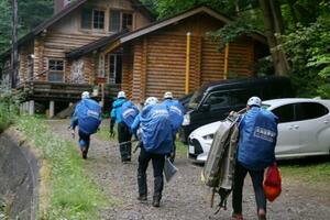 羅臼岳登山口に向かう捜索隊=15日午前4時43分、北海道斜里町