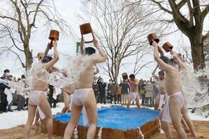 厳しい修行を終えた僧侶たちを迎え、萬福寺で行った帰山奉告式=柏崎市畔屋