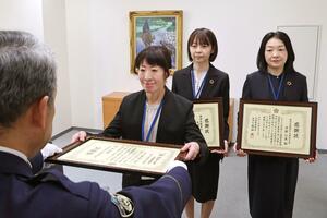 感謝状を受け取る第四北越銀行長岡東支店の行員ら=13日、長岡市今朝白
