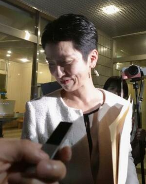 　立憲民主党東京都連の会長選で敗れ、記者団の取材に応じる蓮舫氏＝１５日夜、東京都内