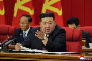 中央委員会拡大総会で発言する北朝鮮の金正恩党総書記=平壌(朝鮮中央通信=共同)