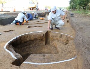 二反割遺跡で見つかった井戸の跡=10月2日、上越市三和区