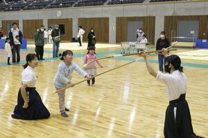 県立武道館の開館5周年イベントの武道体験=上越市戸野目古新田