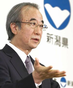 東京電力柏崎刈羽原発の経済効果について、県独自の調査結果を発表する花角英世知事=4月24日、県庁