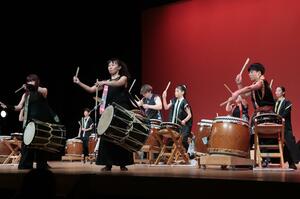 地元団体が豪快なばちさばきを披露した和太鼓フェスティバル＝妙高市文化ホール