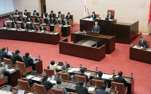 一般質問が行われた県議会２月定例会本会議＝４日、県議会