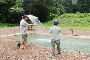 スタッフのアドバイスを受けながら餌釣りを楽しむ子どもたち=田上町川船河