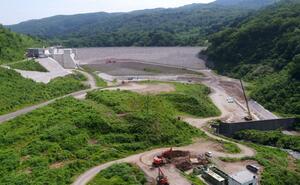 建設中の鵜川ダムの上流側。手前の部分に水をためる（県柏崎地域振興局提供）