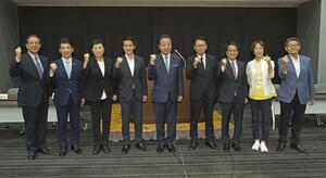立憲民主党の両院議員総会を終えポーズをとる(左から)水岡参院議員会長、重徳政調会長、辻元代表代行、小川幹事長、野田代表、長妻代表代行、大串選対委員長、菊田常任幹事会議長、笠国対委員長=9月24日、国会