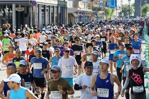青空の下、新潟市内を駆け抜けるランナーたち=10月13日、新潟市中央区