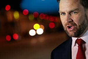 8日、ハンガリー・ブダペストの空港で記者団と話すバンス米副大統領(ゲッティ=共同)