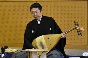 聴衆が見守る中、最終日も弾き語る髙橋秀樹さん=新潟市中央区の万代市民会館