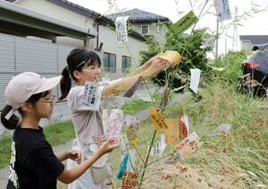 願い事を書いた短冊を飾り付けに訪れた児童ら=7月5日、新潟市中央区近江3