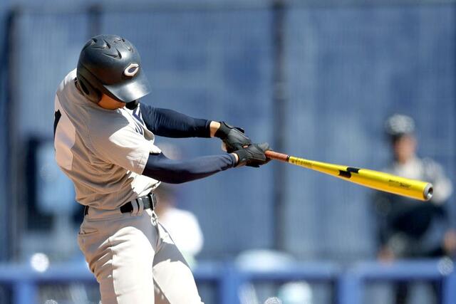 北越－中越　８回表、中越の石山愛輝が２点適時二塁打を放つ＝エコスタ