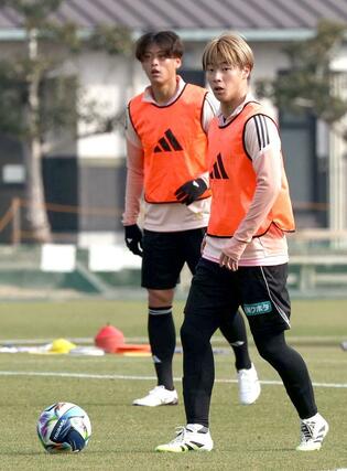 ボールを持つＭＦ大竹優心＝宮崎県都城市