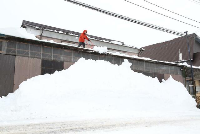候補や選挙カーの姿が少ない豪雪の三条市下田地区。住民は除雪に追われていた＝１月３１日