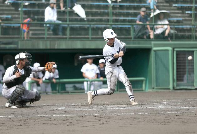 長岡大手ー小千谷　勝ち越し適時打を放った小千谷の浅井優吾＝長岡市悠久山