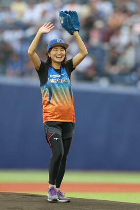 ＤｅＮＡ－巨人　始球式で笑顔を見せるサトウ食品新潟アルビレックスＲＣの久保倉里美ヘッドコーチ＝エコスタ