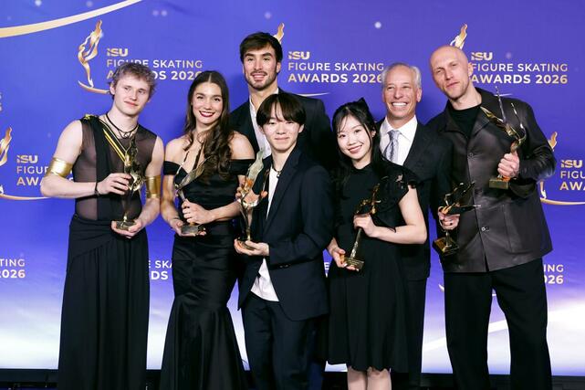 ＩＳＵスケーティング・アワードで受賞者たちと写真に納まる鍵山優真（前列左）と中井亜美（同右）＝２９日、プラハ（共同）