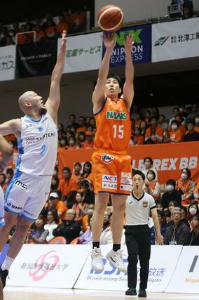 新潟－東京Ｕ　第３クオーター、濱田貴流馬がシュートを決め４８－７４＝アオーレ長岡