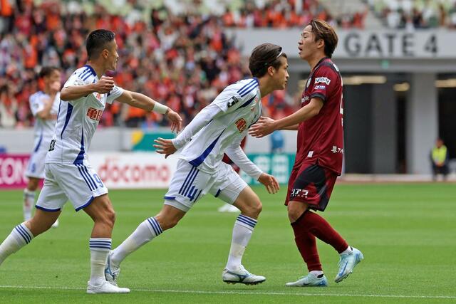 神戸－新潟　前半、長谷川元希がシュートを決め新潟が先制する＝国立競技場