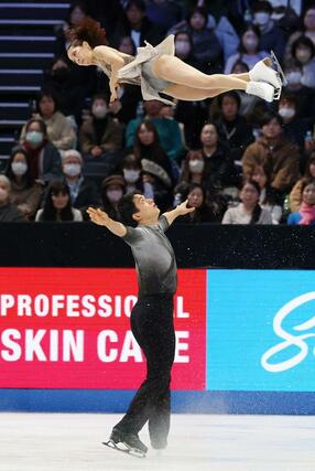 ペアフリー　優勝した三浦璃来、木原龍一組＝ＩＧアリーナ