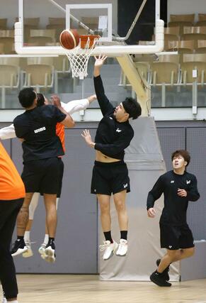 岡山戦に向けて練習する選手＝長岡市