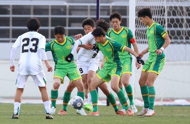 後半、粘り強く守るＭＦ和食陽向（左から２人目）とＭＦ樋口汐音（右から３人目）＝駒場スタジアム