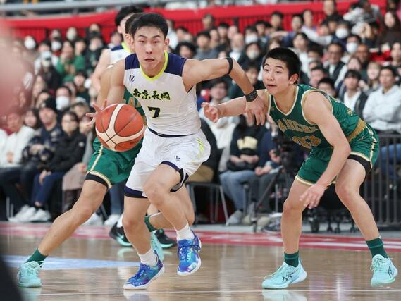 男子準々決勝　帝京長岡－福岡第一　第４クオーター、帝京長岡の赤澤翔心がドライブを仕掛ける