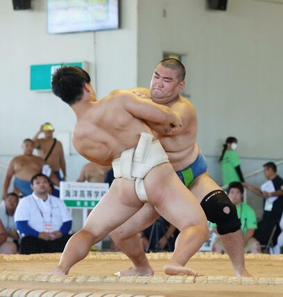 相撲団体戦予選３回戦　海洋－飛龍　おしだしで勝つ副将武藤隼＝８月１日、大分県