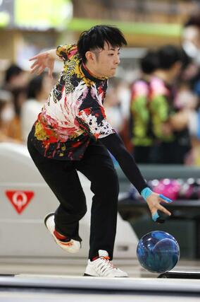 成年男子・団体戦（４人チーム）ボウリング決勝　第４投者の羽田楓＝１０月１１日、佐賀県佐賀市　ボウルアーガス