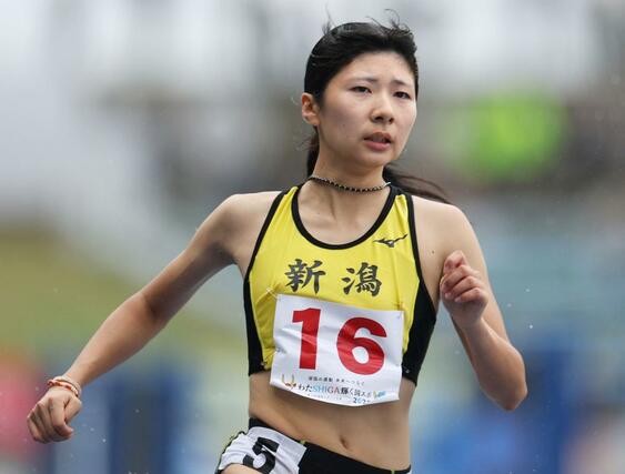 少年女子Ａ１００メートル決勝で優勝した秋澤理沙（東京学館高）＝滋賀県彦根市（写真映像部・大橋奎介）