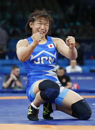 女子６２キロ級で金メダルを獲得し、ガッツポーズする元木咲良＝パリ（共同）