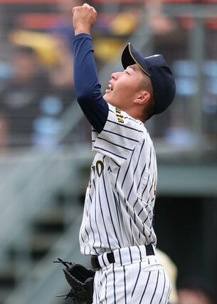 帝京長岡－星稜　最後の打者を打ち取り、拳を天に掲げる帝京長岡のエース工藤壱朗＝富山市民球場