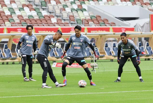 名古屋との決勝を翌日に控えた公式練習で、調整するGK阿部航斗(左から2人目)ら=国立競技場