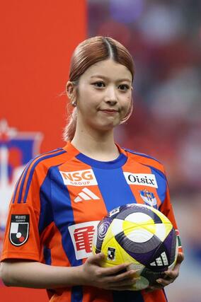 選手に声援を贈ろうとかけつけた本県出身の俳優・馬場ふみかさん＝７月２０日、デンカビッグスワン