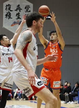 第1クオーター、3点シュートを決める新加入のポーグ健