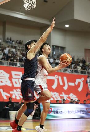 開志国際－福岡大大濠　第３クオーター、開志国際の千保銀河がシュートを決め、４３－３６＝１１月１０日、新潟市東総合スポーツセンター