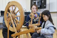 糸車グルグル♪ヒツジの毛で糸紡ぎ　新潟市南区のアグリパークで体験会