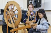 糸車グルグル♪ヒツジの毛で糸紡ぎ　新潟市南区のアグリパークで体験会