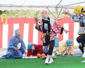名物「七福ひょっとこ踊り」を熱演する住民ら＝阿賀町七名