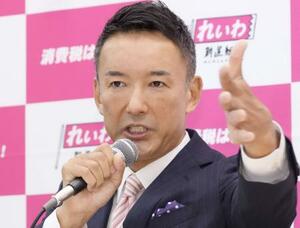 インタビューに答えるれいわ新選組の山本代表