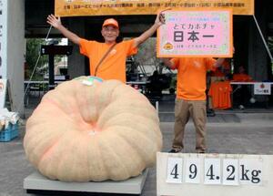 「日本一どでカボチャ大会」で優勝した鈴木貞一さん=14日、香川県・小豆島
