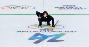 　日本―スウェーデン　第８エンド、ショットの行方を見る吉村＝コルティナダンペッツォ（共同）