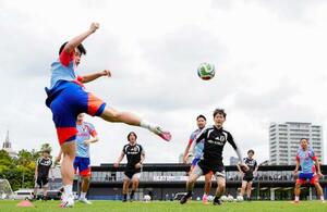 サッカーW杯北中米3カ国大会に向け調整する上田(左手前)ら=千葉市内